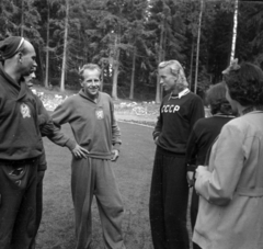 Finnország, Espoo, Németh Imre kalapácsvető, Emil Zátopek csehszlovák háromszoros olimpiai bajnok futó, Alexandra Csudina szovjet atlétanő az otaniemi táborban. A felvétel a Helsinki-ben megrendezett XV. nyári olimpiai játékok idején készült., 1952, Bojár Sándor, férfi, olimpiai bajnok, melegítő, sportoló, képarány: négyzetes, nő, Fortepan #180454