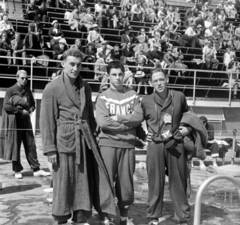 Finnország, Helsinki, XV. nyári olimpiai játékok. Gyöngyösi László hátúszó, Gilbert Bozon francia hátúszó, Csordás György gyorsúszó., 1952, Bojár Sándor, férfi, nézőtér, sportoló, képarány: négyzetes, úszás, fényképezőgép, Fortepan #180455