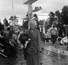 Finnország, Helsinki, XV. nyári olimpiai játékok. Temes Judit olimpiai bajnok úszónő., 1952, Bojár Sándor, mosoly, olimpiai bajnok, sportoló, képarány: négyzetes, úszás, ugrótorony, köntös, medence létra, nő, Fortepan #180467