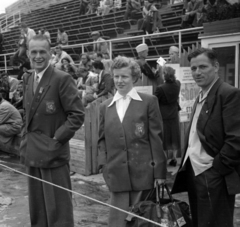 Finnország, Helsinki, XV. nyári olimpiai játékok., 1952, Bojár Sándor, zsebredugott kéz, vidámság, sportoló, képarány: négyzetes, sporttáska, egyenruha, nő, Fortepan #180493