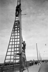 Hungary, Budapest XIII., az újjáépülő Margit híd a déli oldal átadása után, a teljes híd felavatása előtt. A távolban a Jászai Mari (Rudolf) tér házai., 1948, Bojár Sándor, ladder, Budapest, worker, Fortepan #180500