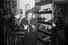 Hungary, Budapest, Rafael Márta és Szapáry Gaby színművésznők., 1942, Bojár Sándor, fur coat, turban, shoe store, Fortepan #180509