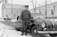 Magyarország, Szeged, Szőreg (ekkor önálló, ma a város része), Szerb utca. A háttérben az Isten Anyja születése szerb-ortodox templom, az előtérben egy Tatra T87 típusú személygépkocsi látható., 1954, Magyar Rendőr, portré, tél, templom, hó, csehszlovák gyártmány, Tatra-márka, rendőr, fogat, automobil, Tatra 87, rendőrjármű, Fortepan #18052