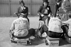 Hungary, balra, csíkos kosztümben Libertiny Éva színésznő., 1942, Bojár Sándor, ad, shoe polishing, back, Fortepan #180523