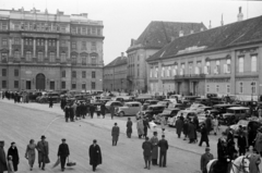 Magyarország, budai Vár, Budapest I., Szent György tér, balra a Honvédelmi Minisztérium, mellette a Színház utcánál az egykori Karmelita kolostor és a Várszínház, jobbra a Sándor-palota (ekkor Miniszterelnöki palota)., 1940, Bojár Sándor, Budapest, Fortepan #180530