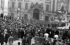 Magyarország, budai Vár, Budapest I., a Királyi Palota (később Budavári Palota) Hunyadi udvara, jobbra a Mátyás király kút., 1940, Bojár Sándor, Budapest, Fortepan #180532