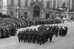 Magyarország, budai Vár, Budapest I., a Királyi Palota (később Budavári Palota) Hunyadi udvara, jobbra a Mátyás király kút., 1940, Bojár Sándor, Budapest, Fortepan #180534