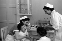 Magyarország, Budapest XIII., Madarász Viktor utca 22-24., Madarász utcai gyermekkórház (később a Heim Pál Gyermekkórház része), laboratorium., 1953, Bojár Sándor, Budapest, ápolónő, gyerek, laboratórium, sírás, gyógyítás, gyógyintézmény, Fortepan #180542