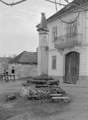 Magyarország, Fertőrákos, Fő utca, pellengér (szégyenoszlop) és a Községháza., 1954, Magyar Rendőr, erkély, pellengér, Fortepan #18055