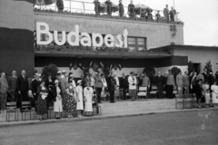 Magyarország, Mátyásföldi repülőtér, Budapest XVI., a felvétel a Magyar Légügyi Hivatal által rendezett repülőnapon, 1936. június 14-én készült. A díszpáholyban középen Horthy Miklós kormányzó és felesége., 1936, Bojár Sándor, repülőtér, Budapest, felirat, Fortepan #180556