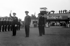 Magyarország, Mátyásföldi repülőtér, Budapest XVI., a felvétel a Magyar Légügyi Hivatal által rendezett repülőnapon, 1936. június 14-én készült. Olasz pilóták., 1936, Bojár Sándor, Budapest, repülőtér, kilátó, katona, óra, felirat, Fortepan #180557