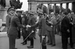 Magyarország, Budapest XIV., Hősök tere, a Mátyásföldi repülőtéren rendezett repülőnapon résztvevő olasz pilóták., 1936, Bojár Sándor, Budapest, kard, tisztelgés, emlékmű, katona, Fortepan #180567