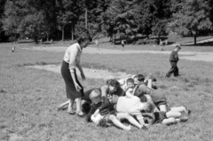 Hungary, Budapest II., Nagyrét., 1955, Bojár Sándor, Budapest, boys, shorts, fun, Fortepan #180589