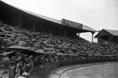 Magyarország, Budapest IX., Üllői út, FTC stadion., 1939, Bojár Sándor, Budapest, esernyő, nézőtér, pezsgő, Törley, Fortepan #180601