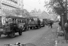 Magyarország, Budapest V.,Budapest VI.,Budapest XIII., Szent István körút a Nyugati tér felé nézve., 1954, Magyar Rendőr, kerékpár, forgalom, autóbusz, teherautó, utcakép, életkép, villamos, utcaseprő, telefonfülke, dzsip, kockakő, automobil, Budapest, Dodge-márka, Dodge WC-széria, Fortepan #18065