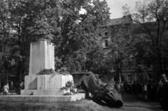 Hungary, Budapest V., Károlyi kert, Prohászka Ottokár székesfehérvári püspök 1947. április 26-án ledöntött szobra ((Fülöp Elemér, 1934.)., 1947, Bojár Sándor, sculpture, Budapest, bullet hole, damaged artefact, Fortepan #180656