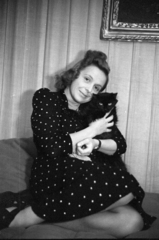 Hungary, Mezey Mária színművésznő., 1948, Bojár Sándor, smile, lady, portrait, black dress, cat, hold in arms, Fortepan #180657