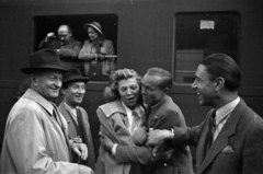 Hungary, Budapest VIII., Keleti pályaudvar, magyar teniszezők hazaérkezése a több hetes, sikeres franciaországi vendégszereplésről. Középen Asbóth József üdvözli a feleségét., 1947, Bojár Sándor, Budapest, hug, Fortepan #180659