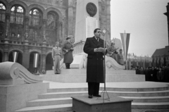 Hungary, Budapest V., Vigadó (Molotov) tér, a november 7-i ünnepségen Bognár József Budapest polgármestere beszédet mond., 1948, Bojár Sándor, flag, monument, stand, Budapest, Fortepan #180661