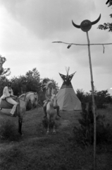 Hungary, Kisoroszi, az indián tábor lakói - Sastoll és Musztang., 1966, Bojár Sándor, tent, rider, headdress, indian, Fortepan #180683