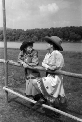 Hungary, Kisoroszi, az indián tábor lakói - Judy és Vidám Tücsök., 1966, Bojár Sándor, hat, costume, Fortepan #180686