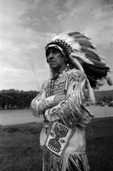 Hungary, Kisoroszi, az indián tábor lakója - Szürke Sólyom., 1966, Bojár Sándor, costume, headdress, feather, indian, Fortepan #180689