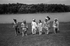 Hungary, Kisoroszi, az indián tábor lakói - Zengő Hang, Fehér Bagoly, Musztang, Hörcsög, Sastoll és Szürke Sólyom., 1966, Bojár Sándor, costume, gun, headdress, feather, indian, Fortepan #180690