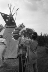 Hungary, Kisoroszi, az indián tábor lakói - Szürke Sólyom és Hörcsög., 1966, Bojár Sándor, costume, tent, headdress, indian, feather, Fortepan #180692