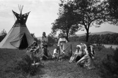 Hungary, Kisoroszi, az indián tábor lakói - Nyílhegy, Hörcsög, Zengő Hang, Musztang, Ülő Mókus, Szürke Sólyom és Fehér Bagoly., 1966, Bojár Sándor, costume, tent, headdress, indian, feather, Fortepan #180700