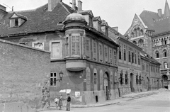 Magyarország, budai Vár, Budapest I., Fortuna utca - Kard utca sarok, a háttérben a Magyar Országos Levéltár., 1955, Magyar Rendőr, lámpa, utcakép, lakóház, gyerekek, barokk-stílus, Budapest, Fortepan #18080