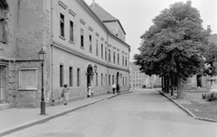 Magyarország, budai Vár, Budapest I., Hess András tér, háttérben a Fortuna utca és a Bécsi kapu tér, valamint a Magyar Országos Levéltár., 1955, Magyar Rendőr, Budapest, utcakép, szobor, gázlámpa, Fortepan #18081