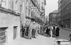 Magyarország, Budapest VII., Hársfa utca a Dob utca felé nézve., 1955, Magyar Rendőr, Budapest, rendőrség, csoportosulás, Fortepan #18082