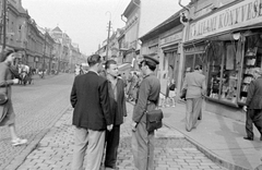 Magyarország, Kaposvár, Fő utca, távolban az Anker-ház, mögötte a régi Vármegyeháza., 1955, Magyar Rendőr, utcakép, könyvesbolt, lovaskocsi, Fortepan #18089