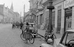 Magyarország, Kaposvár, Ady Endre utca, távolban a Nagyboldogasszony-székesegyház tornya., 1955, Magyar Rendőr, kerékpár, csehszlovák gyártmány, motorkerékpár, szekér, Skoda-márka, fogat, fodrászat, automobil, Skoda 1101 VO/P Colonial, Fortepan #18090