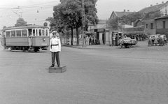 Magyarország, Budapest VIII., Orczy tér a Fiumei út felé nézve, jobbra a Józsefvárosi pályaudvar., 1954, Magyar Rendőr, lovaskocsi, utcakép, életkép, rendőr, villamos, fogat, telefonfülke, benzinkút, kockakő, kézikocsi, rendőrdobogó, Budapest, viszonylatszám, Fortepan #18095