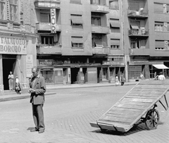 Magyarország, Budapest VII., Klauzál tér, Dob utca - Csányi utca sarok., 1955, Magyar Rendőr, kézikocsi, Budapest, Patyolat Vállalat, borozó, Fortepan #18096