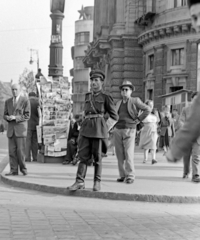 Magyarország, Budapest VIII., József körút - Rákóczi út sarok, Nemzeti Színház a Blaha Lujza téren., 1955, Magyar Rendőr, nemzeti színház, rendőr, Fellner és Helmer-terv, újságárus, eklektikus építészet, Budapest, Fortepan #18098