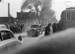 Magyarország, Budapest XIII., Váci út - Csángó utca sarok., 1955, Magyar Rendőr, német gyártmány, tömeg, utcakép, Mercedes-márka, rendőr, villamos, kémény, villamosmegálló, automobil, Mercedes W136, Tatra 600 Tatraplan, rendszám, Budapest, Fortepan #18106