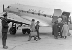 Magyarország, Ferihegyi (ma Liszt Ferenc) repülőtér, Budapest XVIII., a MALÉV HA-TSA lajstromjelű, Douglas C-47A típusú repülőgépe., 1957, Magyar Rendőr, közlekedés, kalap, szovjet gyártmány, repülőgép, életkép, bőrönd, aktatáska, katona, Liszunov-márka, MALÉV légitársaság, kézitáska, Budapest, Fortepan #18111