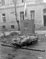 Magyarország, Budapest XII., Böszörményi út, Rendőr Tiszthelyettesi Iskola udvara (később BM Nemzetközi Oktatási Központ)., 1956, Magyar Rendőr, zászló, forradalom, udvar, szobor, laktanya, talapzat, Budapest, sérült műtárgy, Fortepan #18112