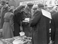 Magyarország, Budapest VIII., Blaha Lujza tér, kirakodóvásár a Corvin Áruház előtt., 1956, Magyar Rendőr, Budapest, vásár, felirat, Fortepan #18114