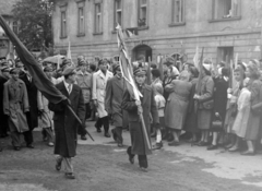 Magyarország, Sopron, Petőfi tér, Pejachevich-palota, balra a Pejachevich (Iskola) köz., 1956, Magyar Rendőr, zászló, utcakép, életkép, diáksapka, Fortepan #18118