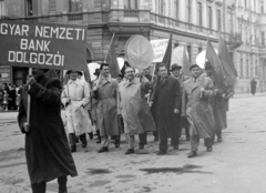 Magyarország, Sopron, Széchenyi tér, jobbra az Erzsébet utca torkolata., 1956, Magyar Rendőr, zászló, utcakép, életkép, felvonulás, Fortepan #18119