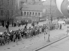 Magyarország, Sopron, Várkerület (Lenin körút), balra a 104 sz., mellette az Erdészeti Technikum sportpályája., 1956, Magyar Rendőr, plakát, zászló, utcakép, életkép, felvonulás, hirdetőoszlop, Fortepan #18120