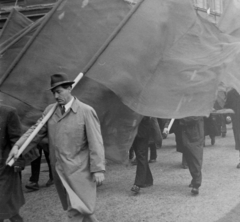 Magyarország, Sopron, Széchenyi tér - Petőfi tér sarok, háttérben a Liszt Ferenc Konferencia és Kulturális Központ (egykor Kaszinó, majd Magyar Művelődés Háza)., 1956, Magyar Rendőr, zászló, felvonulás, Fortepan #18123