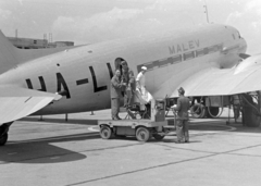 Magyarország, Ferihegyi (ma Liszt Ferenc) repülőtér, Budapest XVIII., MALÉV Li-2P típusú repülőgép., 1956, Magyar Rendőr, közlekedés, szovjet gyártmány, repülőgép, munkaruha, bőrönd, repülőtér, Liszunov-márka, MALÉV légitársaság, targonca, Budapest, Fortepan #18131