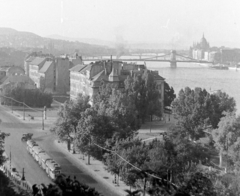 Magyarország, Budapest I., kilátás a Gellérthegyről a Döbrentei tér és a Széchenyi Lánchíd felé., 1956, Magyar Rendőr, híd, magyar gyártmány, teherautó, utcakép, villamos, kilátás, Duna, Ganz-márka, középbejáratú villamos, Budapest, függőhíd, William Tierney Clark-terv, országház, Fortepan #18134