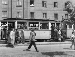 Magyarország, Miskolc, Bajcsy-Zsilinszky utca, villamosmegálló a Soltész Nagy Kálmán (Kun Béla) utcánál., 1957, Székács András, villamos, Fortepan #18157