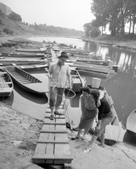 Magyarország, Baja, Huzovics-féle csónakkikötő, az egykori régi Sugó híd és a Béke szálló között., 1960, Kotnyek Antal, kalap, horgászat, csónak, stég, zokni, hölgy, szoknya, pulóver, hal, szák, Fortepan #18181