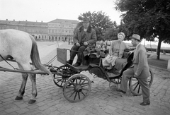 Magyarország, Baja, Szentháromság (Béke) tér. A konflis két utasa a Bicskei Károly - Fogarassy Mária színészházaspár., 1960, Kotnyek Antal, híres ember, hintó, csoportkép, férfiak, utcakép, fogat, nő, konflis, Fortepan #18182